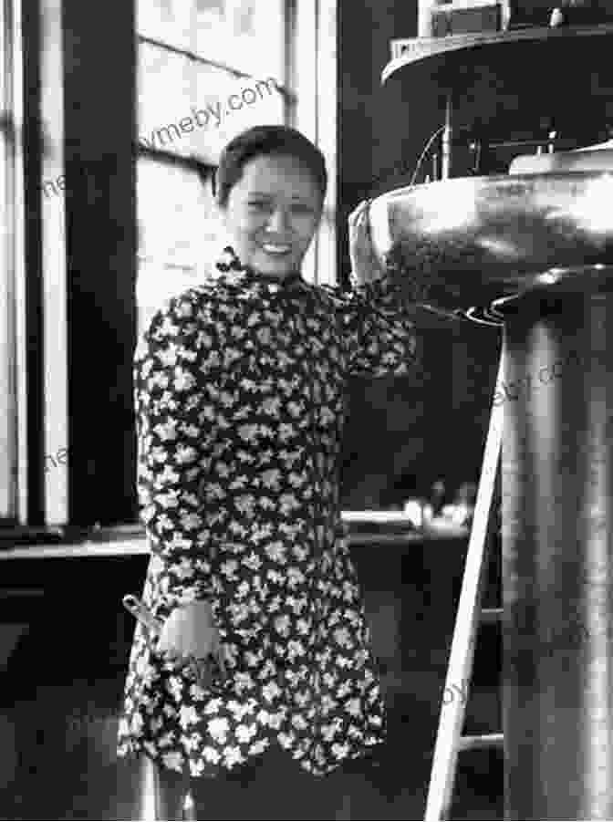 Wu Chien Shiung In Her Later Years, Receiving An Award Queen Of Physics: How Wu Chien Shiung Helped Unlock The Secrets Of The Atom (People Who Shaped Our World 6)